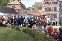 Areál zámku v Rájci-Jestřebí v pátek ožil díky stovkám lidí, kteří však tentokrát nepřišli ochutnávat historii, ale zvěřinové guláše.