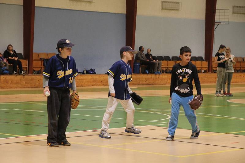 Mladí baseballisté Olympie Blansko při turnaji v blanenské sportovní hale.