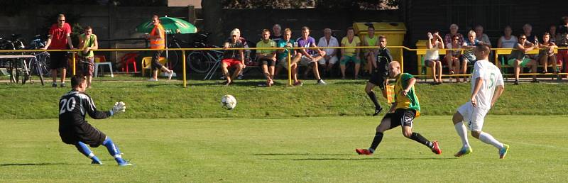 Fotbalisté Ráječka prohráli doma s Bohunicemi (v bílém) 3:2.