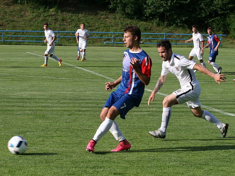 Na blanenský fotbalový  stadion přijela v sobotu Zbrojovka Brno. Domácí (v modročerveném) dostali v přátelském utkání tři branky.