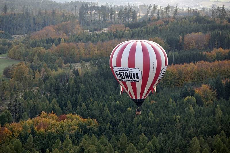 Ve vzduchu potkal motorový paraglidista Petr Buchta z Adamova horkovzdušný balon a vyfotografoval Macochu.