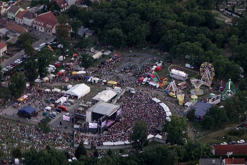 Motorový paraglidista Petr Buchta z Adamova na Blanensku tentokrát změnil letový plán. S křídlem a fotoaparátem nevystartoval nad oblíbený Moravský kras, ale kompas stočil minulý víkend více na jih. Konkrétně na Břeclavsko.