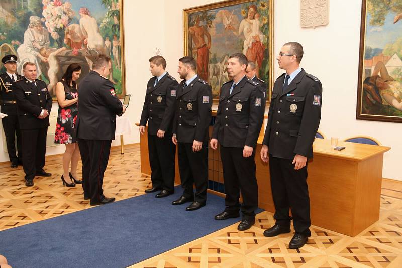 V Hodoníně odměnili policisty za jejich služby.