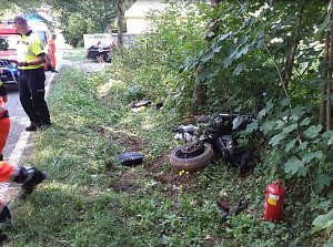Nehoda u Valchova skončila vážným zraněním motorkáře.