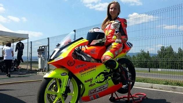 Patnáctiletá žákyně Základní školy Erbenova v Blansku, Romana Tomášková, v současnosti jezdí v kategorii Moto 3 a v seriálu Alpe Adria. 