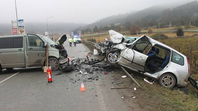 Na silnici do Boskovic se srazila dvě vozidla, jeden z řidičů havárii nepřežil.