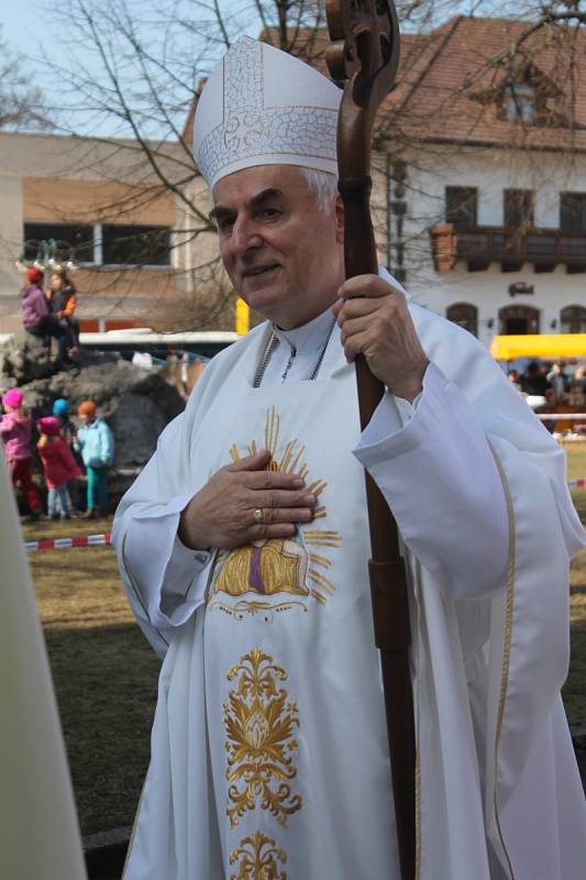 Stovky věřících zavítaly na Květný pátek do Sloupu. Na tradiční pouť.