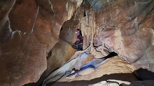 Čtyři rozlehlé dómy s jedinečnou krápníkovou výzdobou. Jeskyňáři ze skupiny 6-20 Moravský kras objevili nedávno v Punkevních jeskyních na Blanensku nové prostory, kam dosud lidská noha nevkročila.