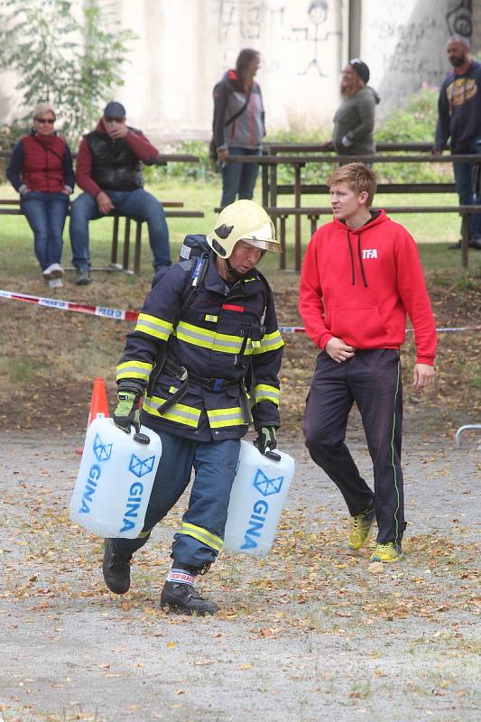 TFA. Toughest Firefighter Alive neboli Nejtvrdší hasič přežije. Hasičská soutěž, která simuluje ostrý zásah v terénu, se konala v Doubravici nad Svitavou.