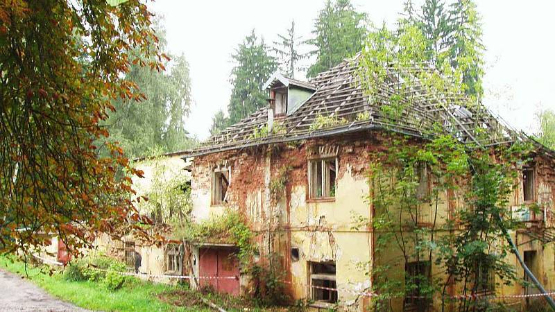 LÁZNĚ VELKÁ ROUDKA. Budovu ozdravného zařízení ve Velkých Opatovicích postavili v roce 1805. Po znárodnění se stala rekreačním střediskem Zetoru Brno. Postupně chátrala. Před časem ji chtěla společnost Velká Roudka přebudovat na rekreační areál.