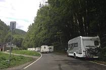 Ochránci přírody chtějí řešit nárůst turistů, kteří přes noc kempují v obytných autech v Moravském krasu na Blanensku. Zejména na odstavných parkovištích u jeskyních a v jejich blízkosti