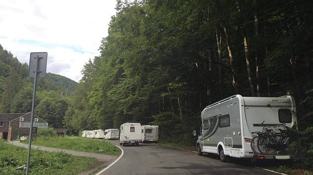 Ochránci přírody chtějí řešit nárůst turistů, kteří přes noc kempují v obytných autech v Moravském krasu na Blanensku. Zejména na odstavných parkovištích u jeskyních a v jejich blízkosti.