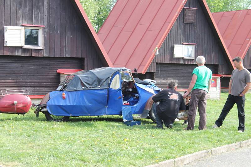 Vidět o víkendu na slinici na Blanensku Velorexy nebylo nic zvláštního. Už pošestnácté se tu konal jejich sraz.