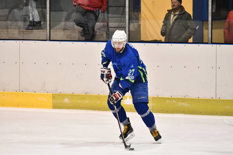 DOMÁCÍ VÝHRA. Hokejisté Dynamiters (na snímku v modrém) si poradili na domácím ledě s favorizovaným Hodonínem 5:2. Foto: Kryštof Severa