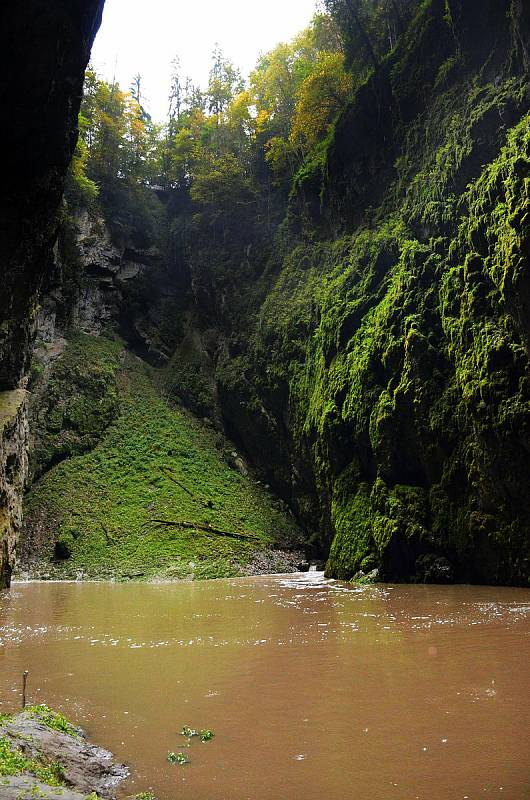 Ještě v první polovině týdne tudy prošli lidé suchou nohou, nyní je z jezírka na dně Macochy jezero.