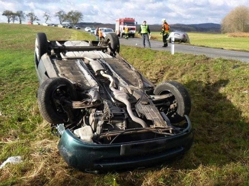 Tři lidé se zranili při nehodě dvou osobních aut. Ta bourala nedaleko železničního přejezdu mezi Boskovicemi a obcí Vážany. K nehodě došlo v neděli před desátou hodinou dopoledne. 