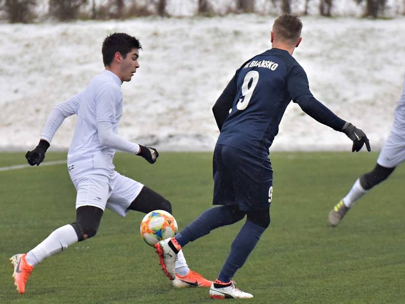 V přípravném utkání na vyškovském umělém trávníku podlehl domácí MFK (bílé dresy) Blansku 2:6.