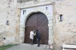 Restaurátoři osadili nová vstupní vrata na hradě v Boskovicích.