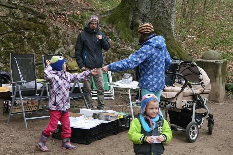 Adamovští oslavili v neděli Den Země. Na tradiční akci spolku Okras, který se zabývá ochranou přírody v Moravském krasu a jeho okolí. U studánky Ptačí svatyně čekala na děti i rodiče řada stanovišť s přírodní tématikou.