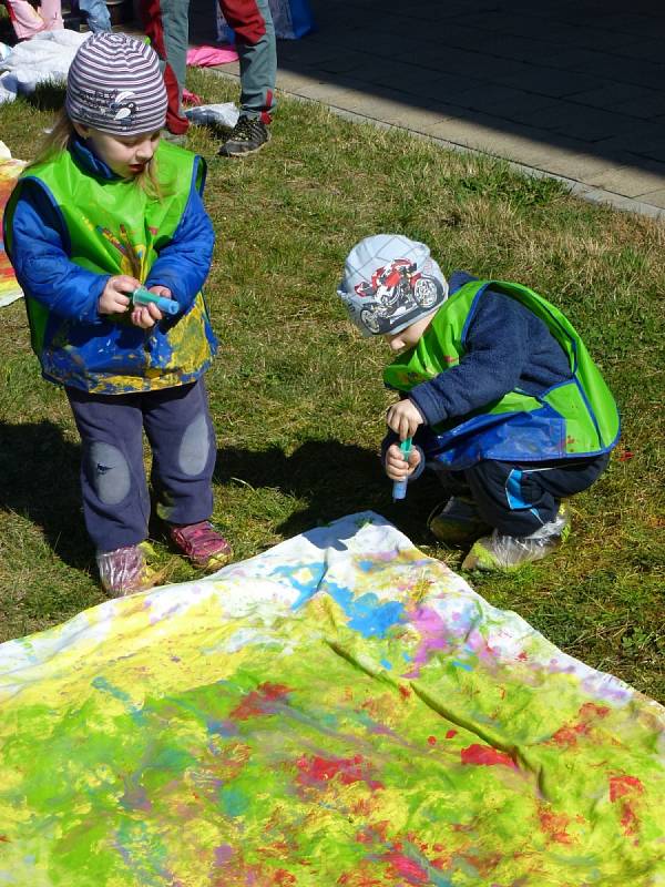 Děti před blanenskou galerií tvořily výzdobu pro velikonoční výstavu. 