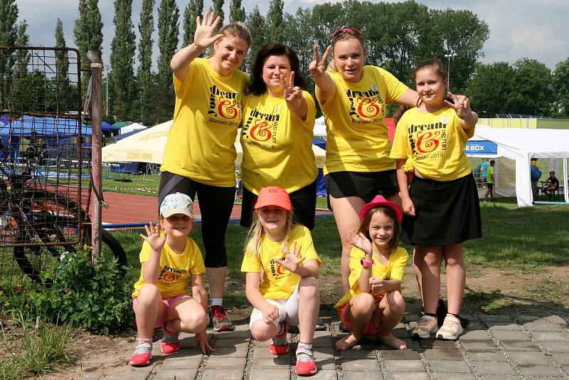 Sto týmů, přes čtyři tisíce běžců. Záplava žlutých triček. Na atletickém stadionu ASK Blansko v pátek po čtvrté hodině odpoledne odstartovala největší charitativní akce pod širým nebem v Česku.