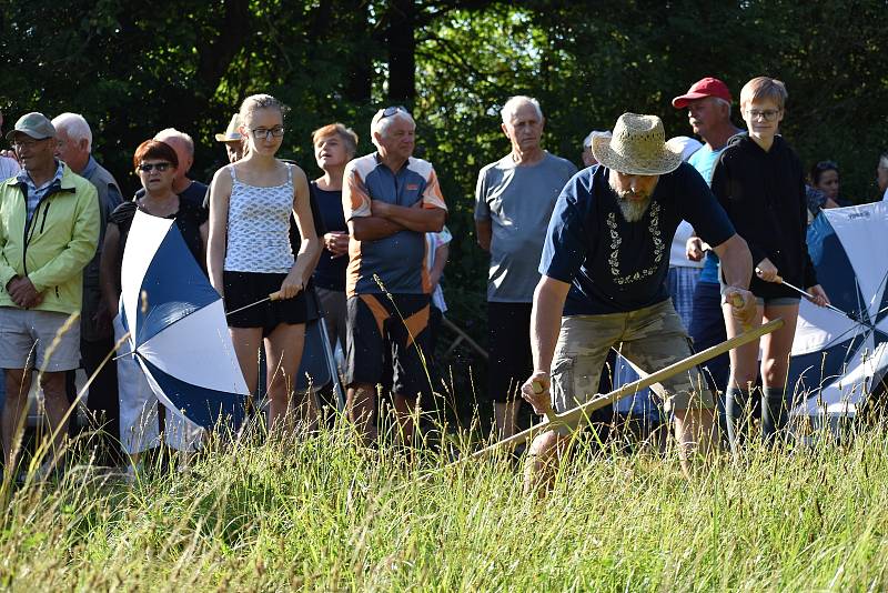 Kloboučské bratrstvo pořádalo už po dvanácté sečení otav. Soutěžilo jedenáct mužů, pět žen a dva junioři.