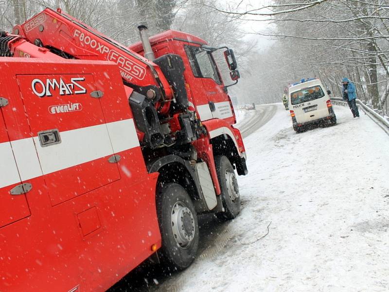  Sedmadvacetiletý muž nezvládl v úterý před polednem jízdu na silnici pokryté rozbředlým sněhem. V úseku mezi Novohradským tunelem a Šebrovem dostal v levotočivé zatáčce smyk a se svým Volkswagenem Golfem vjel do řeky Svitavy. 