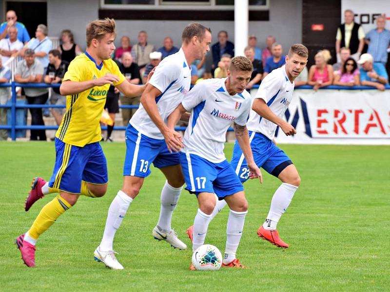 Ve třetím kole Moravskoslezské ligy fotbalisté Blanska (bílé dresy) porazili Fastav Zlív B 1:0.