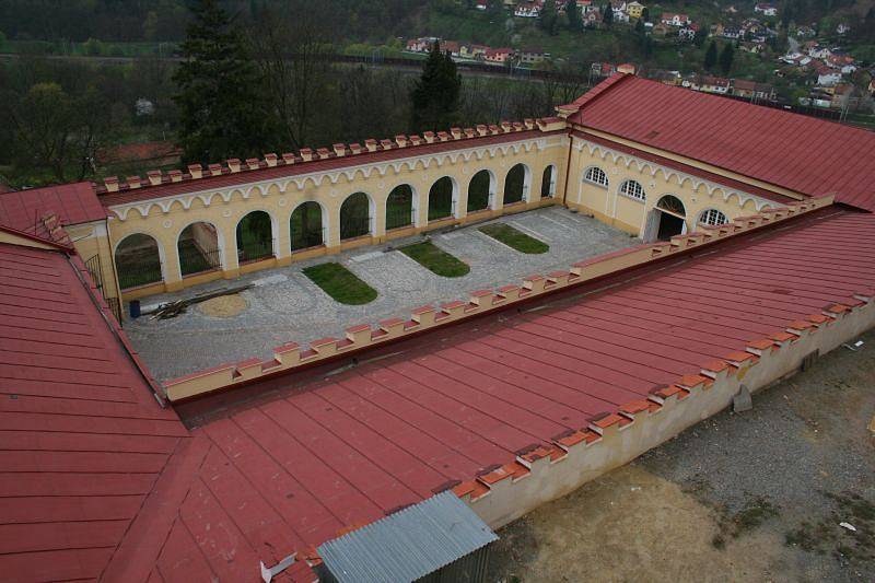 Zámek v Letovicích se poprvé ve své historii otevřene veřejnosti. Od prvního května do konce října bude lidem přístupný denně. Zámek zakoupil v havarijním stavu od města Letovice Bohumil Vavříček z Boskovic a spravuje ho z vlastních nákladů.