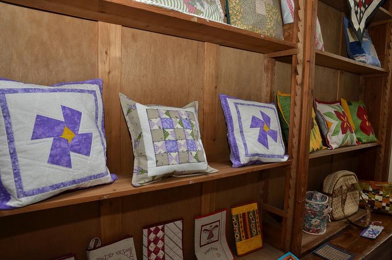 Čítárnu městské knihovny v Letovicích zaplnila výstava textilních prací Evy Schwarzové a jejích přátel. Je věnována technice patchwork. 