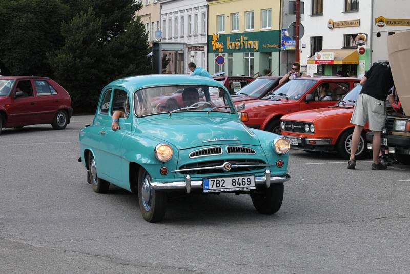 Pět desítek aut značky Škoda od šedesátiletých veteránů až po téměř nejnovější typ Octavie si lidé mohli prohlédnout na parkovišti u hotelu Dukla v Blansku. O víkendu se ve městě totiž konal už osmý sraz škodovek, který pořádá partička tamních nadšenců.