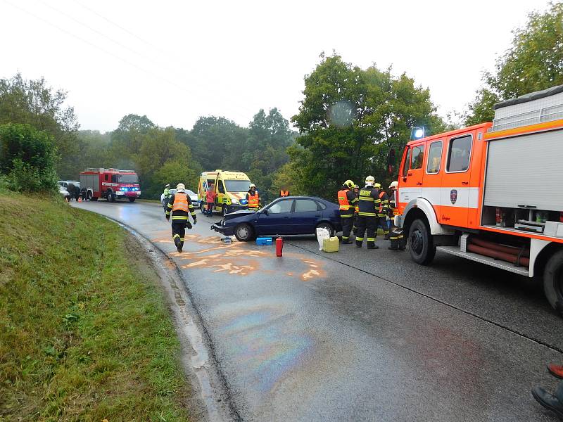 Ve Sloupu bourala dvě auta. Jedno skončilo mimo silnici.