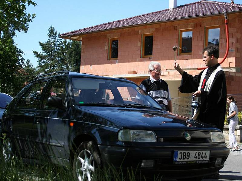 Auta, motorky, kola i berle posvětlil před prázdninovými cestami farář Martin Kopecký. Se svými vozítky se lidé sjeli v neděli dopoledne před dřevěným kostelíkem v Blansku.