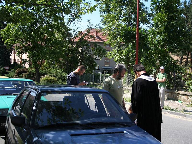 Auta, motorky, kola i berle posvětlil před prázdninovými cestami farář Martin Kopecký. Se svými vozítky se lidé sjeli v neděli dopoledne před dřevěným kostelíkem v Blansku.