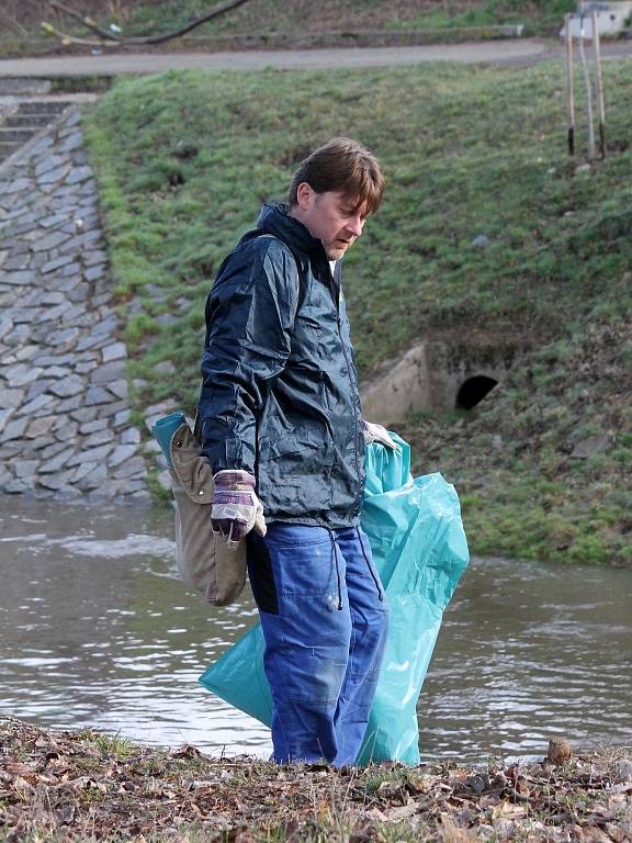 Ráječtí vodáci zorganizovali již potřetí čištění břehů řeky Svitavy mezi Blanskem a Adamovem.