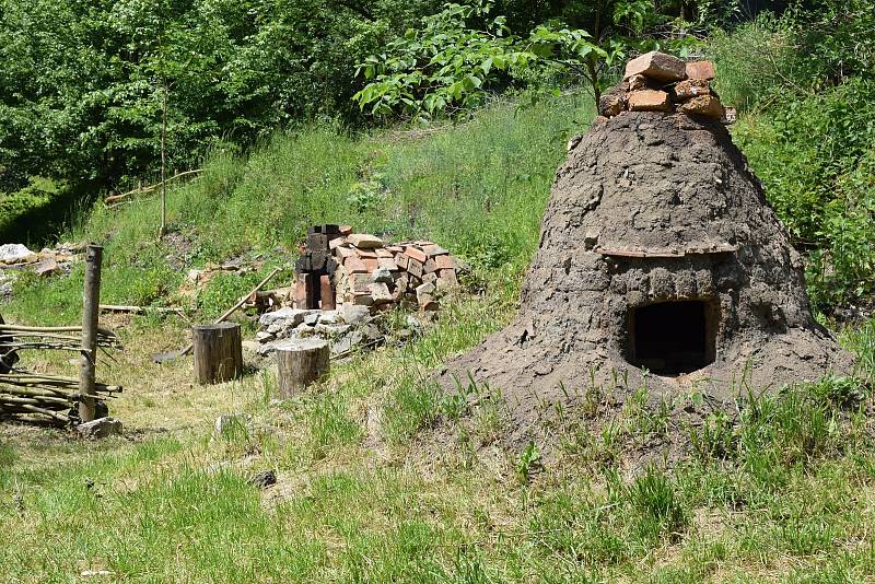 U Staré huti nedaleko Adamova v pondělí nadšenci a odborníci zapálili milíř. Během týdne v něm pomalým hoření vznikne dřevěné uhlí. Stejným způsobem ho používali naši předci.