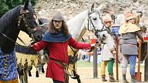 Návštěvníci zříceniny boskovického hradu se v sobotu vrátili o několik staletí zpátky v čase. Míjeli rytířské ležení, středověkou krčmu a historické tržiště. Na udatných rytířích se blýskala historická zbroj. Hradní čeládka se starala o koně.