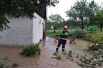 Bouře v Drnovicích na Blanensku. Hasiči odčerpávali vodu ze zatopeného domu. - 20. 6. 2022