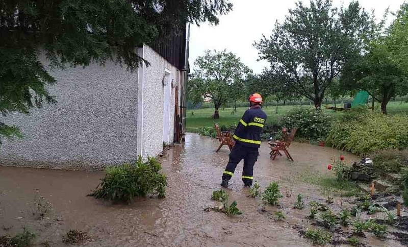 Bouře v Drnovicích na Blanensku. Hasiči odčerpávali vodu ze zatopeného domu.