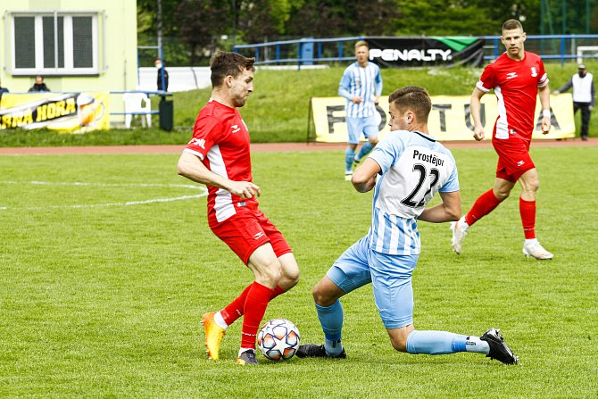 Blanenští fotbalisté (v červeném) na závěr minulé druholigové sezony vyhráli nad Prostějovem 2:1.