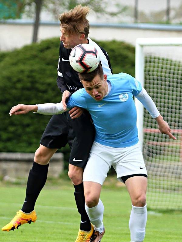 V předehrávaném utkání krajského přeboru fotbalistů prohrály vedoucí Boskovice (modré dresy) překvapivě doma se Svratkou Brno 1:3.