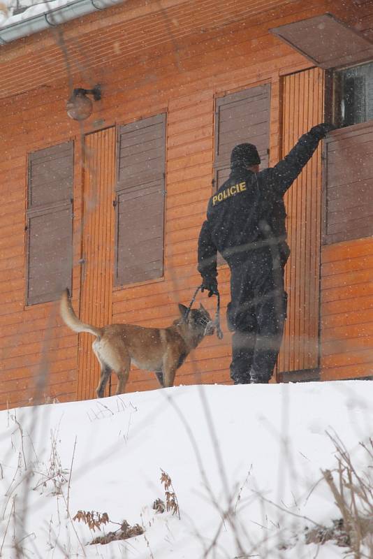 Policisté na koních i se psy kontrolovali chatovou oblast v Jedovnicích.