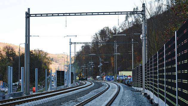 Rekonstrukce železničního koridoru mezi Brnem a Blanskem pokračuje podle plánu. Vlaky tam začnou po roční výluce opět jezdit od 11. prosince. Na snímku okolí vlakové zastávky v Adamově.