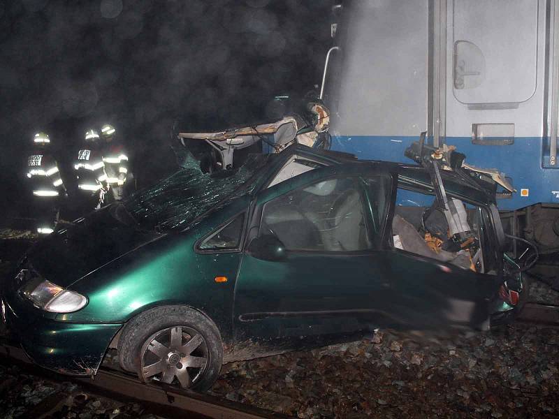 Krátce po nedělní druhé hodině ráno zastavil provoz na železnici střet vlaku s osobním autem. Při nehodě na železničním přejezdu v Dolní Lhotě se nikdo nezranil. Ani z tříčlenné posádky auta ani nikdo z přibližně čtyřiceti cestujících ve vlaku.