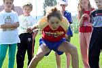 Děti z malotřídek v region u závodily v Rudici na dětské olympiádě v běhu, skoku z místa, hodu kriketovým míčkem a dalších disciplínách.