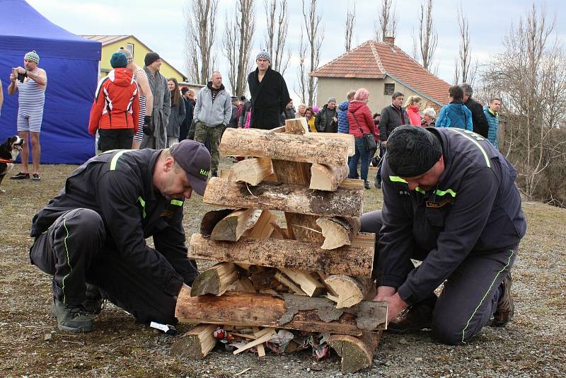 Otužilci si zaplavali v zatopeném lomu nedaleko Šošůvky v Moravském krasu.