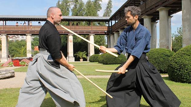 Návštěvníci lysického zámku viděli tradiční japonský šerm i malé divadlo kjógenu, tedy frašky.