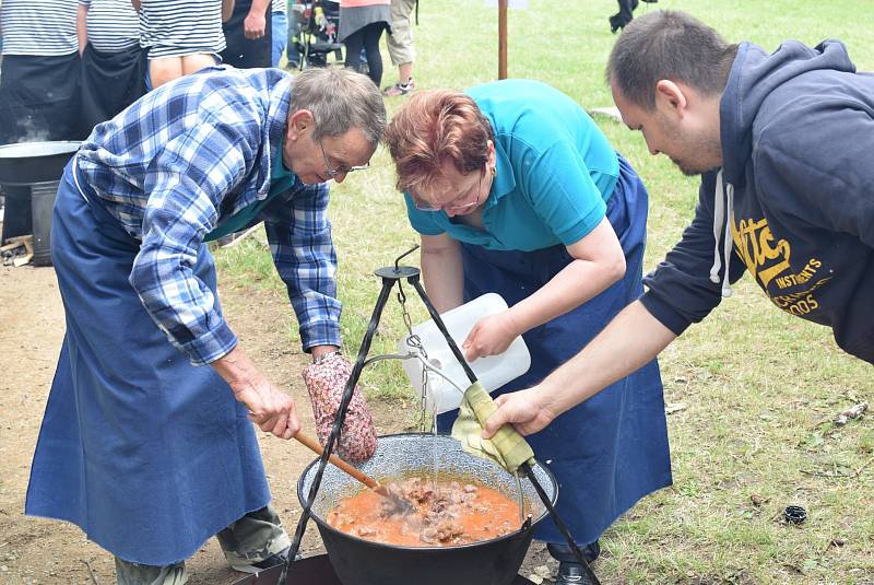 Blanenské zámecké gulášobraní nabídlo souboj kuchařských týmů, zábavné odpoledne plné hudby a tance, a také slovenského šéfkuchaře Marcela Ihnačáka. Celý festival si podmanil tým Vařmeni.