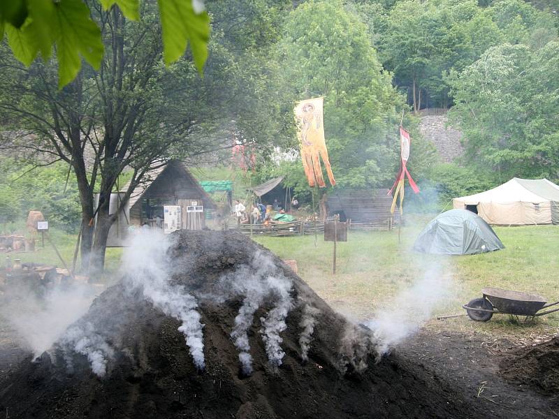 U Staré huti nedaleko Adamova začal několikadenní workshop Historické a prehistorické tavby železa a jeho zpracování.