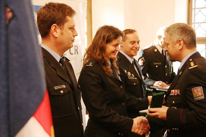 Policisté převzali na blanenském zámku medaile. Za dlouholetou službu.